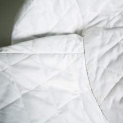 Pre Owned جاكيت بربري خامة صناعية أبيض بياقة منتصبة مقاس متوسط - ميديوم