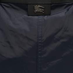 مملوكة مسبقًا حقيبة يد توتس بربري بوكليه جلد ونايلون كاروهات نوفا أسود/أزرق كحلي 