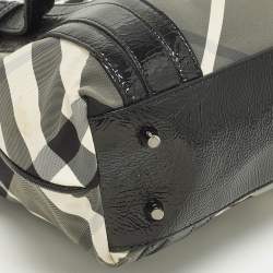 مملوكة مسبقًا حقيبة يد بربري نايلون كاروهات بيت أسود/رمادي وجلد لامع