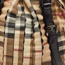 مملوكة مسبقًا حقيبة يد توتس بربري كانفاس كاروهات نوفا تشيك بيج وجلد لامع بطيات
