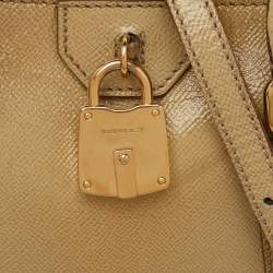 مملوكة مسبقًا Burberry Beige Patent Leather Lock Top Zip Satchel