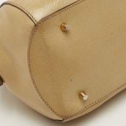 مملوكة مسبقًا Burberry Beige Patent Leather Lock Top Zip Satchel