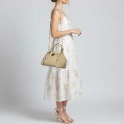 مملوكة مسبقًا Burberry Beige Patent Leather Lock Top Zip Satchel