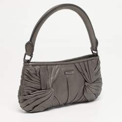 مملوكة مسبقًا حقيبة هوبو بربري جلد معدني رمادي داكن مع طيّات وربطة