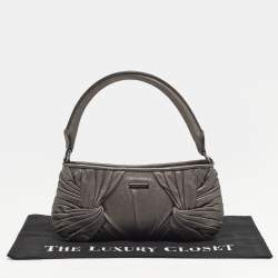 مملوكة مسبقًا حقيبة هوبو بربري جلد معدني رمادي داكن مع طيّات وربطة