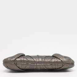 مملوكة مسبقًا حقيبة هوبو بربري جلد معدني رمادي داكن مع طيّات وربطة