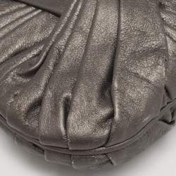 مملوكة مسبقًا حقيبة هوبو بربري جلد معدني رمادي داكن مع طيّات وربطة