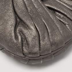 مملوكة مسبقًا حقيبة هوبو بربري جلد معدني رمادي داكن مع طيّات وربطة