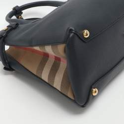 Pre Owned حقيبة يد توتس بربري بانر جلد أزرق بحري/بيج متوسط وكاتنس كانفاس تشيك المنزل