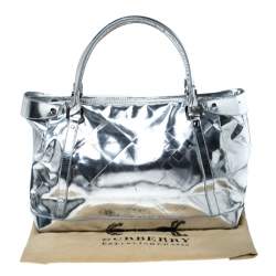 مملوكة مسبقًا Burberry Metallic Silver Patent Leather Shopper Tote