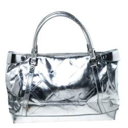 مملوكة مسبقًا Burberry Metallic Silver Patent Leather Shopper Tote