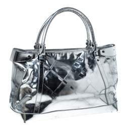 مملوكة مسبقًا Burberry Metallic Silver Patent Leather Shopper Tote