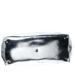 مملوكة مسبقًا Burberry Metallic Silver Patent Leather Shopper Tote