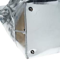 مملوكة مسبقًا Burberry Metallic Silver Patent Leather Shopper Tote