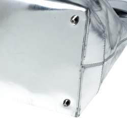 مملوكة مسبقًا Burberry Metallic Silver Patent Leather Shopper Tote