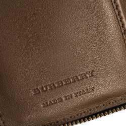 مملوكة مسبقًا محفظة بربري كاروهات هاي ماركت تشيك بيج/ بني وجلد بسحاب محيط