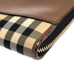 مملوكة مسبقًا محفظة بربري كاروهات هاي ماركت تشيك بيج/ بني وجلد بسحاب محيط