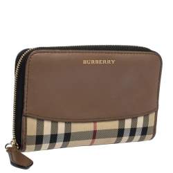مملوكة مسبقًا محفظة بربري كاروهات هاي ماركت تشيك بيج/ بني وجلد بسحاب محيط