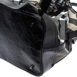 مملوكة مسبقًا حقيبة يد بربري لوري جلد لامع و نايلون مربعات بيت أسود و رصاصي