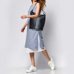 مملوكة مسبقًا Burberry Black Leather Large Bucket Bag