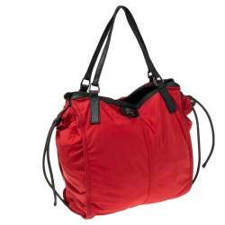 مملوكة مسبقًا حقيبة يد توتس بربرى بكلي شوبر جلد ونايلون أحمر