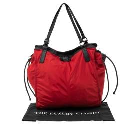 مملوكة مسبقًا حقيبة يد توتس بربرى بكلي شوبر جلد ونايلون أحمر