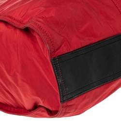 مملوكة مسبقًا حقيبة يد توتس بربرى بكلي شوبر جلد ونايلون أحمر