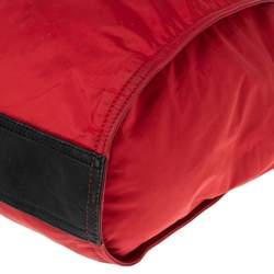 مملوكة مسبقًا حقيبة يد توتس بربرى بكلي شوبر جلد ونايلون أحمر