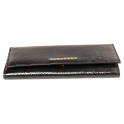 مملوكة مسبقًا محفظة بربري كونتينينتال جلد لامع أسود ذات قلاب مزينة شعار الماركة