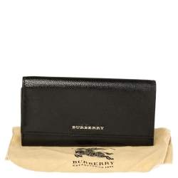 مملوكة مسبقًا محفظة بربري كونتينينتال جلد لامع أسود ذات قلاب مزينة شعار الماركة