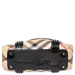 مملوكة مسبقًا حقيبة يد بربري مرصعة جلد لامع وكانفاس مقوى كاروهات نوفا بيج/ أسود