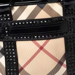 مملوكة مسبقًا حقيبة يد بربري مرصعة جلد لامع وكانفاس مقوى كاروهات نوفا بيج/ أسود