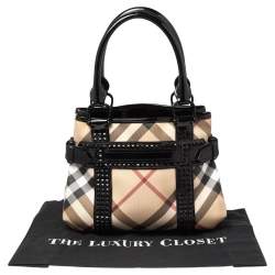 مملوكة مسبقًا حقيبة يد بربري مرصعة جلد لامع وكانفاس مقوى كاروهات نوفا بيج/ أسود