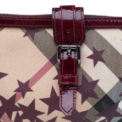 مملوكة مسبقًا حقيبة كلتش بربري بربري جلد لامع و كانفاس مقوى كاروهات نوفا بيج/عنابي مطبوعة نجوم بسحاب وحمالة معصم