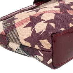 مملوكة مسبقًا حقيبة كلتش بربري بربري جلد لامع و كانفاس مقوى كاروهات نوفا بيج/عنابي مطبوعة نجوم بسحاب وحمالة معصم
