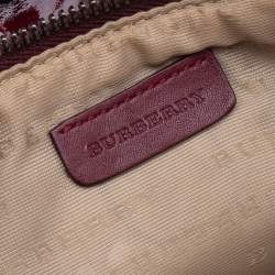 مملوكة مسبقًا حقيبة كلتش بربري بربري جلد لامع و كانفاس مقوى كاروهات نوفا بيج/عنابي مطبوعة نجوم بسحاب وحمالة معصم