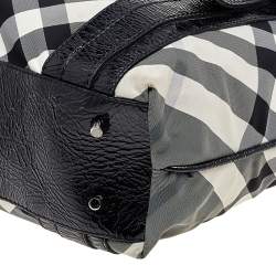 مملوكة مسبقًا حقيبة يد توتس بربري لوري منفوشة جلد لامع ونايلون كاروهات بيت أسود