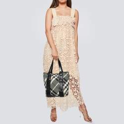 مملوكة مسبقًا حقيبة يد توتس بربري لوري منفوشة جلد لامع ونايلون كاروهات بيت أسود