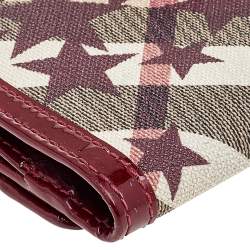 مملوكة مسبقًا محفظة بربري كانفاس مقوى مطبوع نجوم كاروهات نوفا عنابي/بيج وجلد لامع