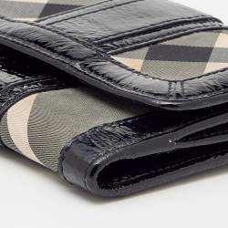 Pre Owned Burberry Black/Grey Beat Check Nylon And Patent Leather Penrose Compact Wallet