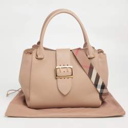 مملوكة مسبقًا Burberry Beige Leather Medium Buckle Tote