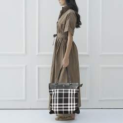 Pre Owned حقيبة يد توتس بربري ستويل جلد وكانفاس كاروهات بيت أسود/أبيض 