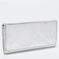 مملوكة مسبقًا Burberry Silver Patent And Leather Long Bifold  Wallet