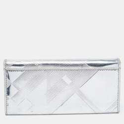 مملوكة مسبقًا Burberry Silver Patent And Leather Long Bifold  Wallet