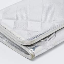 مملوكة مسبقًا Burberry Silver Patent And Leather Long Bifold  Wallet