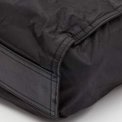 مملوكة مسبقًا حقيبة يد توتس بربري بوكليه جلد ونايلون كاروهات نوفا أسود/أزرق كحلي 