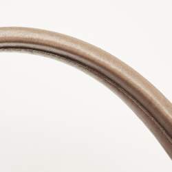 مملوكة مسبقًا حقيبة كتف بربري جلد مطوي ميتالك 