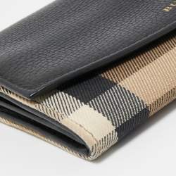 مملوكة مسبقًا محفظة كونتيننتال بربري كانفاس كاروهات هاوس تشيك وجلد أسود/ بيج بقلاب 