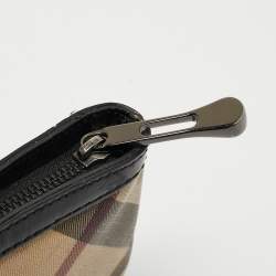 مملوكة مسبقًا حقيبة كلتش بربري بربري جلد لامع و كانفاس مقوى كاروهات نوفا بيج/عنابي مطبوعة نجوم بسحاب وحمالة معصم