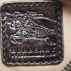 مملوكة مسبقًا حقيبة كلتش بربري بربري جلد لامع و كانفاس مقوى كاروهات نوفا بيج/عنابي مطبوعة نجوم بسحاب وحمالة معصم